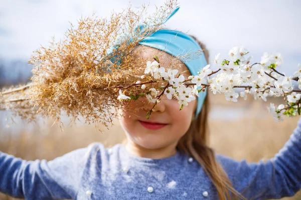 Criança Menina Mantém Juncos Secos Ramo Com Pequenas Flores Brancas — Fotografia de Stock