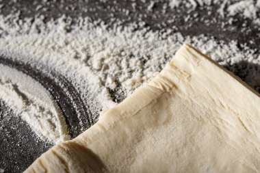 Hamuru, unu, gri arka planda pişirmek. Pasta menüsü, yemek tarifi, ev yapımı konsept. Metnin için kopyalama alanı olan üst görünüm.