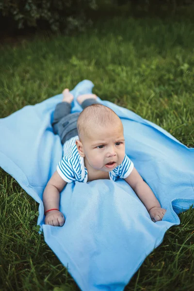 Bambino Mesi Giace Sul Suo Stomaco Copriletto Blu Nel Parco — Foto Stock