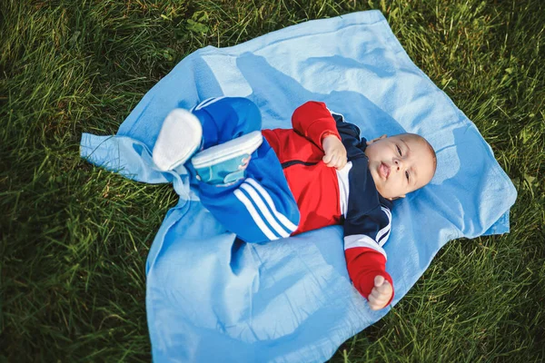 Adorable Niña Acostada Hierba Día Verano Actividades Familiares Con Niños — Foto de Stock