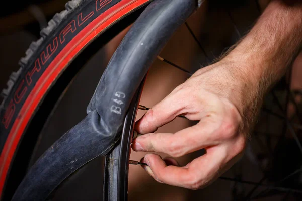 Een Man Verwisselt Camera Een Fietswiel Spike Bike Kamer — Stockfoto