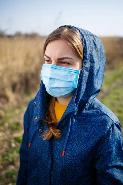 Flicka Blå Jacka Huva Naturen Skyddande Medicinsk Mask Solig Dag — Stockfoto