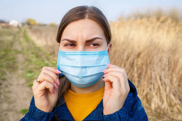 Acercamiento Retrato Mujer Exterior Máscara Quirúrgica Con Orejeras Goma Mascarilla — Foto de Stock