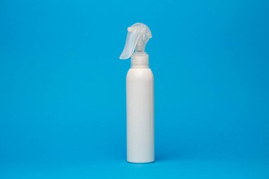 Kremalı beyaz şişe, saç şampuanı, duş jeli, izole edilmiş mavi arka plan, insan vücudu güzelliği