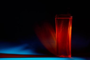 Kremalı beyaz şişe, saç şampuanı, duş jeli, renkli arka plan, güzel stüdyo ışığı, güzellik ve insan vücudunun gençliği.