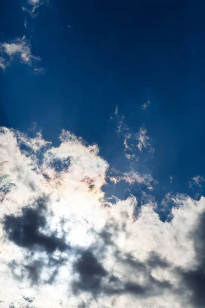 Blauwe Lucht Met Grote Witte Wolken Zonnig Verwerking Van Hdr — Stockfoto