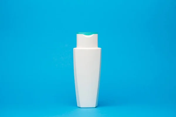 Garrafa Branca Com Creme Shampoo Cabelo Gel Banho Fundo Azul — Fotografia de Stock