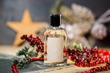 Yeni yıl parfüm şişesi.