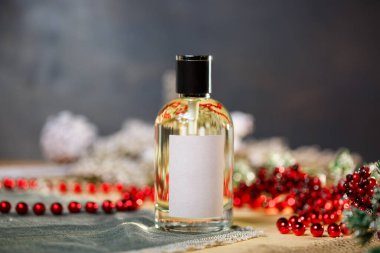 Yeni yıl parfüm şişesi.