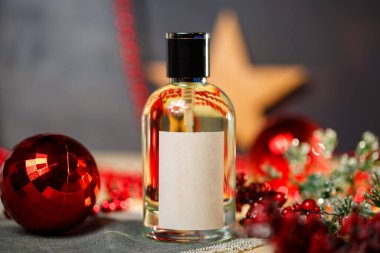 Yeni yıl parfüm şişesi.