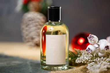 Yeni yıl parfüm şişesi.