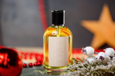 Yeni yıl parfüm şişesi.