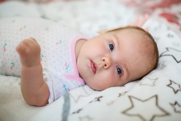 Niño Pequeño Yace Una Sábana Blanca Ropa Bebé Que Encuentran — Foto de Stock