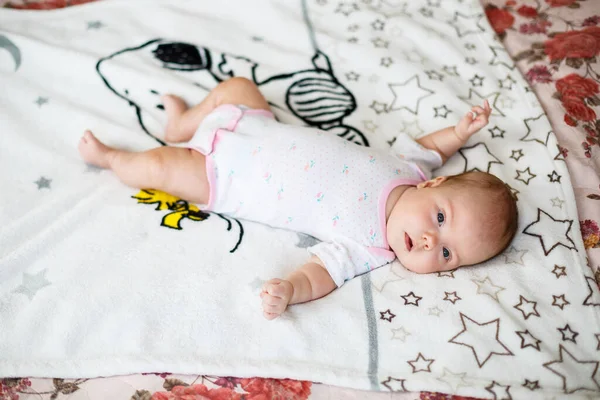 Uma Criança Pequena Está Lençol Branco Roupas Bebê Que Estão — Fotografia de Stock