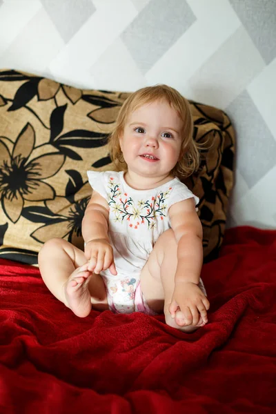 Una Bambina Anni Seduta Sul Letto Sorride Bambino Gioisce Gira — Foto Stock