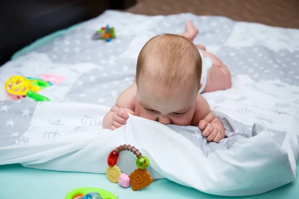 Niña Meses Edad Está Acostada Cama Bebé Sin Ropa Pañal — Foto de Stock