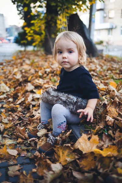 Ένα Μικρό Κορίτσι Ετών Στέκεται Και Χαμογελάει Παιδί Πετάει Φύλλα — Φωτογραφία Αρχείου