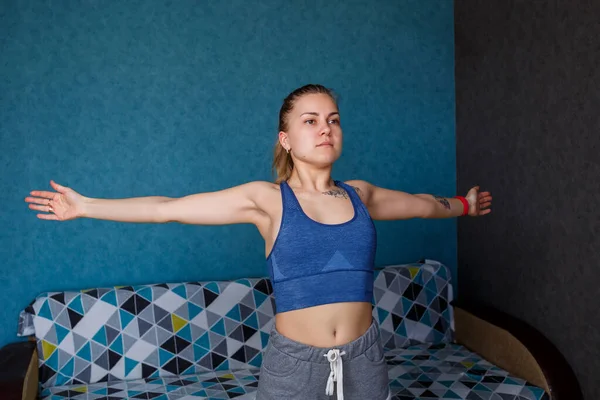 Молодая Спортсменка Практикующая Йогу Растяжение Тела Упражнения Тренировки Ношение Спортивной — стоковое фото