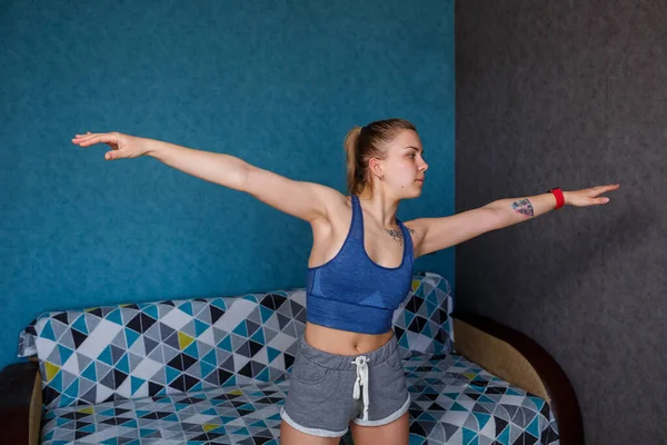 Jovem Atlética Praticando Ioga Alongamento Corpo Exercício Treinamento Vestindo Roupas — Fotografia de Stock