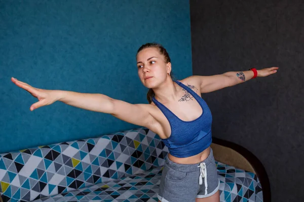 Jovem Atlética Praticando Ioga Alongamento Corpo Exercício Treinamento Vestindo Roupas — Fotografia de Stock