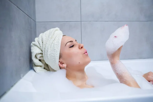 Kafasında Beyaz Havlu Olan Bir Kız Banyoda Beyaz Bir Banyoda — Stok fotoğraf