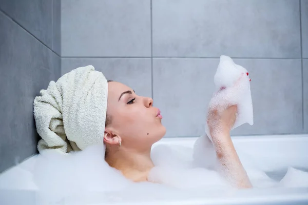 Mulher Menina Com Uma Toalha Branca Cabeça Encontra Banheiro Banho — Fotografia de Stock