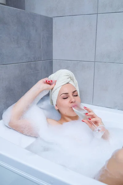 Een Vrouw Met Een Witte Handdoek Haar Hoofd Ligt Met — Stockfoto