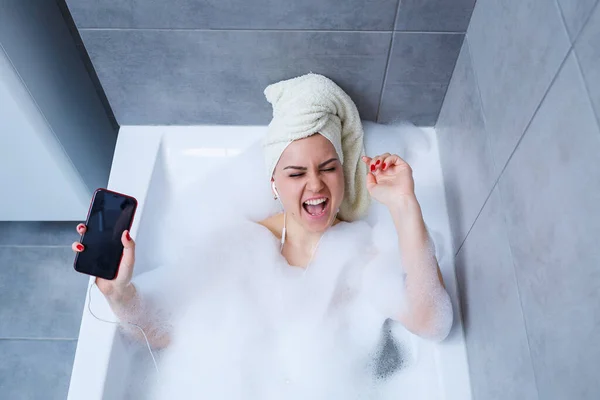 Beautiful Young Woman Listening Music Singing While Taking Bath Home — Stock Photo, Image