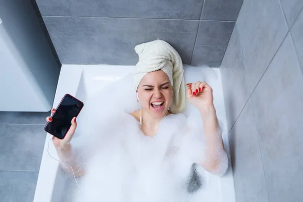 Beautiful Young Woman Listening Music Singing While Taking Bath Home — Stock Photo, Image