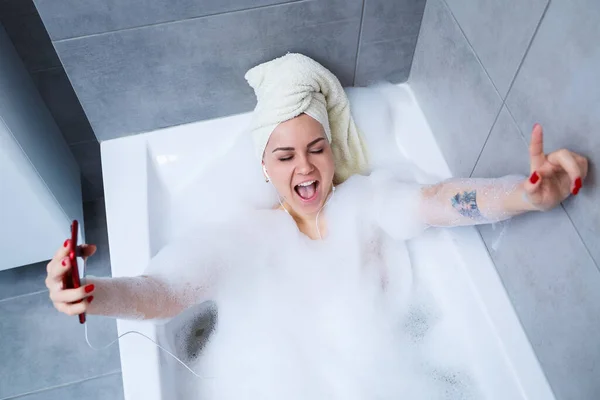 Mulher Bonita Ouvindo Música Cantando Enquanto Toma Banho Casa Relaxe — Fotografia de Stock