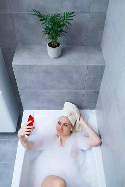 Mulher Bonita Ouvindo Música Cantando Enquanto Toma Banho Casa Relaxe — Fotografia de Stock