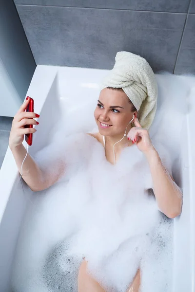 Beautiful Young Woman Listening Music Singing While Taking Bath Home — Stock Photo, Image