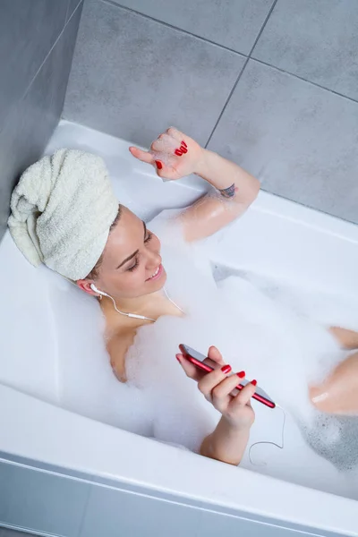 Beautiful Young Woman Listening Music Singing While Taking Bath Home — Stock Photo, Image