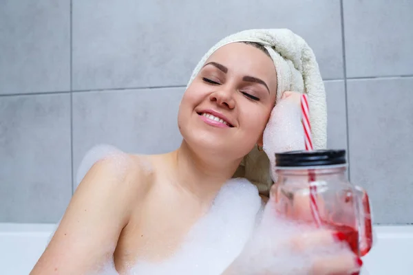 Beautiful Young Woman Towel Her Head Drinking Cocktail Takes Bath — Stock Photo, Image