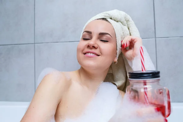 Belle Jeune Femme Avec Une Serviette Sur Tête Boire Cocktail — Photo