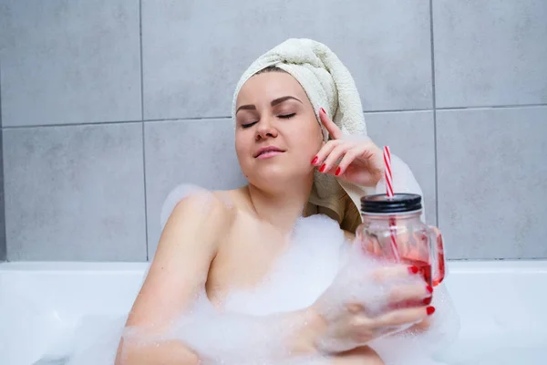 Beautiful Young Woman Towel Her Head Drinking Cocktail Takes Bath — Stock Photo, Image