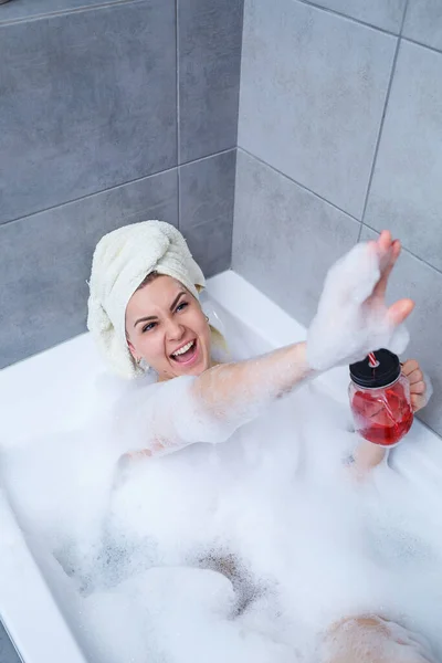 Beautiful Young Woman Towel Her Head Drinking Cocktail Takes Bath — Stock Photo, Image