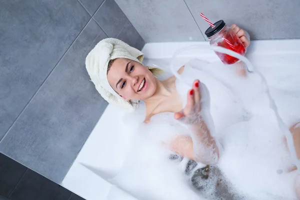 Bella Giovane Donna Con Asciugamano Testa Bere Cocktail Bagno Casa — Foto Stock