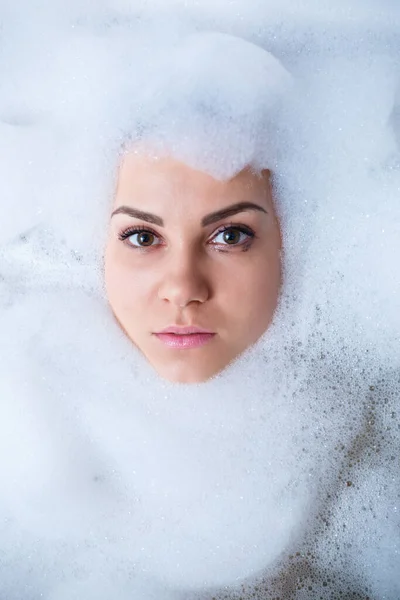 Retrato Close Uma Menina Uma Banheira Espuma Branca Torno Seu — Fotografia de Stock