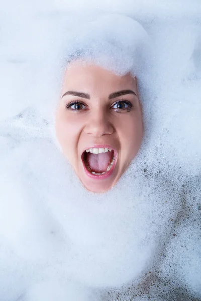 Retrato Cerca Una Chica Una Bañera Espuma Blanca Alrededor Cara — Foto de Stock