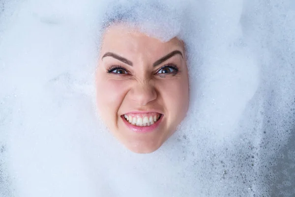 Retrato Close Uma Menina Uma Banheira Espuma Branca Torno Seu — Fotografia de Stock