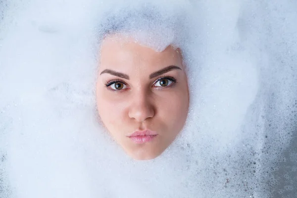 Retrato Close Uma Menina Uma Banheira Espuma Branca Torno Seu — Fotografia de Stock
