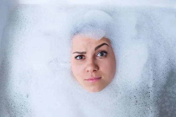 Nahaufnahme Porträt Eines Mädchens Einer Badewanne Und Weißem Schaum Ihr — Stockfoto