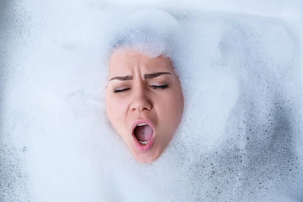 Nahaufnahme Porträt Eines Mädchens Einer Badewanne Und Weißem Schaum Ihr — Stockfoto