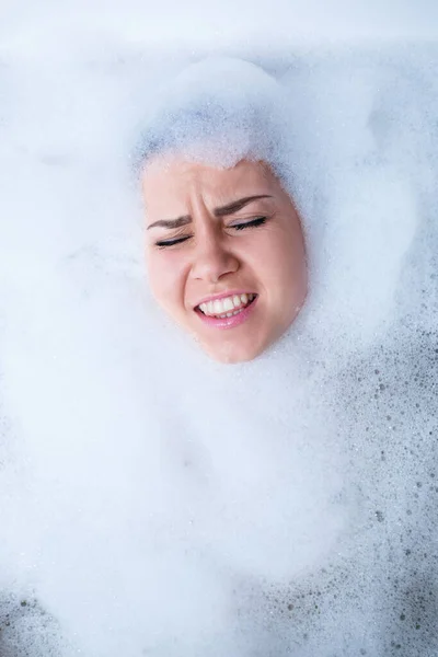 Retrato Close Uma Menina Uma Banheira Espuma Branca Torno Seu — Fotografia de Stock