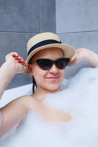 Giovane Donna Con Cappello Occhiali Sole Bagno Casa Rilassati Dopo — Foto Stock