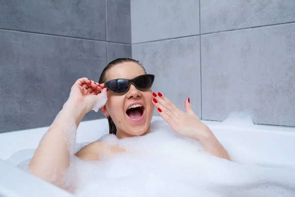 Jeune Femme Avec Des Lunettes Soleil Recevant Traitement Spa Dans — Photo