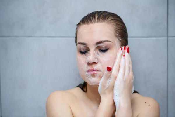 Gesichtspflege Frau Die Gesichtsreiniger Auf Gesicht Nahaufnahme Anwendet Mädchen Verwenden — Stockfoto