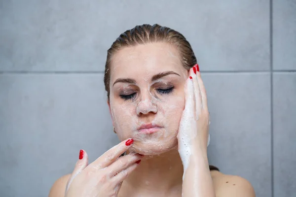 Cuidado Piel Mujer Aplicando Limpiador Facial Primer Plano Cara Chica — Foto de Stock