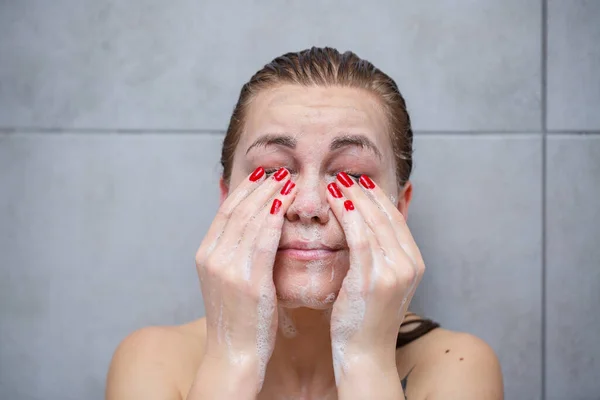 Cara Cuidados Com Pele Mulher Aplicando Limpador Facial Close Rosto — Fotografia de Stock